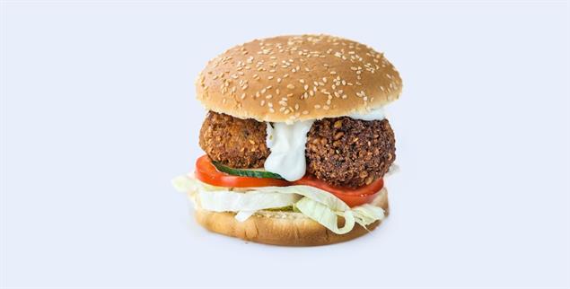 Herzhafter Bratling im luftigen Brötchen: Immer mehr Menschen greifen zum Veggie-Burger (Foto: istockphoto)