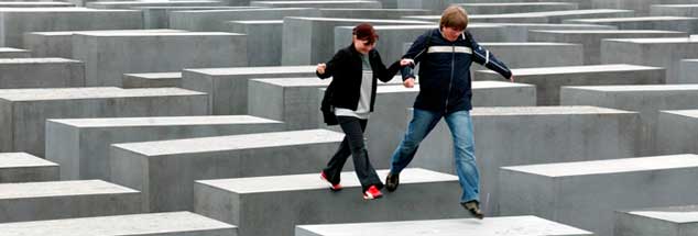 Holocaust-Mahnmal in Berlin: Woran erinnern sich Jugendliche, die die Vergangenheit, um die es geht, nicht erlebt haben? (Foto: pa/Pilick)
