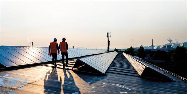Jedes Dach ein Powerhouse: Immer mehr Unternehmen rüsten ihre Gebäude mit Solaranlagen aus (Foto: Getty Images / iStockphoto / simonkr)