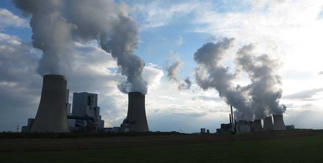 Braunkohlekraftwerke wie das in Neurath verhageln Deutschlands Klimabilanz: Ein breites Bündnis von Umweltorganisationen und Kirchen fordert jetzt von der Bundesregierung, bis 2035 alle Kohlekraftwerke abzuschalten und noch vor der nächsten Bundestagswahl den Kohleausstieg gesetzlich festzuschreiben (Foto: pa)