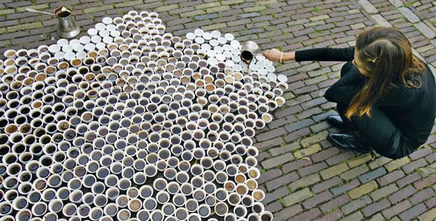 Niemand mehr, der daraus trinkt: Aida Sehovic befüllt in einer Performance die Porzellantassen mit Kaffee, hier 2008 in Den Haag.