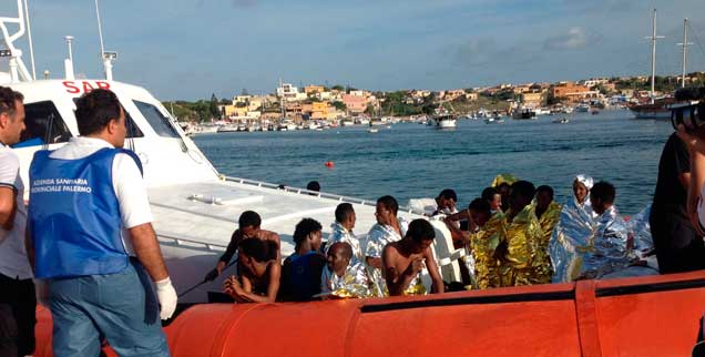 Bergung der Überlebenden vor Lampedusa: Das jüngste Schiffsunglück endete mit mehr als 300 toten Flüchtlingen, darunter Kinder und Säuglinge. (Foto: PA/Zumapress/Pool)