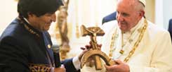 Der bolivianische Präsident Evo Morales überreicht Franziskus ein Kruzifix aus Hammer und Sichel: Dieses Zeichen, gegeben am 9. Juli,  kann nur ein südamerikanischer Papst richtig verstehen. (Foto: kna)