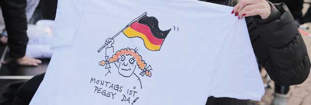 Ein T-Shirt mit der Aufschrift «Montag ist Peggy da!»: Die in Dresden groß gewordene PEGIDA-Bewegung schreit nicht nur gegen den Islam und gegen Ausländer, sondern bemächtigt sich seit Neuestem auch des Feminismus. Sie will jetzt christliche Frauen vor muslimischen Männern retten. Sehr seltsam, findet unser Autor Thomas Gesterkamp. (Foto: pa/Kappeler)

