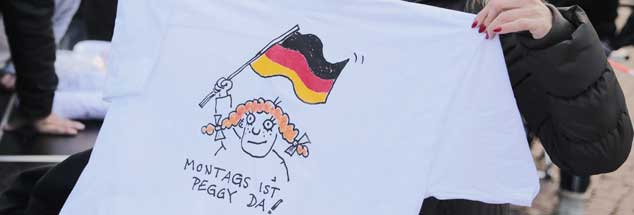 Ein T-Shirt mit der Aufschrift «Montag ist Peggy da!»: Die in Dresden groß gewordene PEGIDA-Bewegung schreit nicht nur gegen den Islam und gegen Ausländer, sondern bemächtigt sich seit Neuestem auch des Feminismus. Sie will jetzt christliche Frauen vor muslimischen Männern retten. Sehr seltsam, findet unser Autor Thomas Gesterkamp. (Foto: pa/Kappeler)

