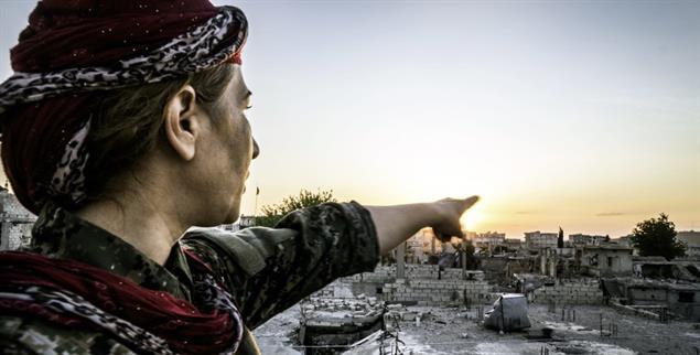 Ein Demokratie-Experiment, das dem Untergang geweiht ist: Frauen waren im Kurdengebiet Rojava gleichberechtigt. Doch dieser angeblich westliche Wert zählt nicht im geopolitischen Machtspiel in Nordsyrien (Foto: pa/Jade Sacker/NurPhoto)