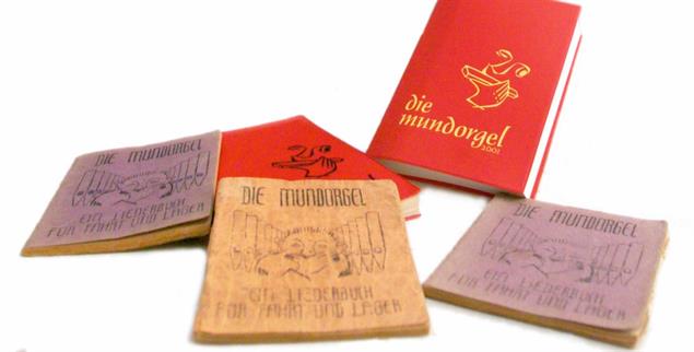 Die Mundorgel war Liederheft mehrerer Generationen, vor allem in Westdeutschland: Die erste Ausgabe der Mundorgel erschien 1953, die letzte überarbeitete Ausgabe wurde im Jahr 2001 veröffentlicht und wird bis heute verkauft.(Foto: epd-bild/Klaus Landry)