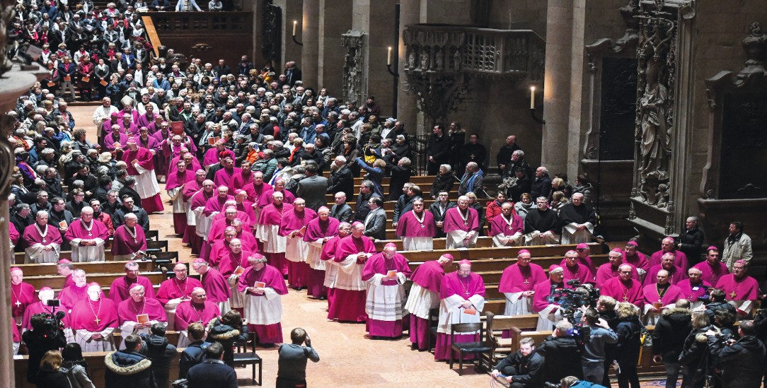 Könnten selbstbewusster sein: Deutsche Bischöfe, hier beim Einzug in den Mainzer Dom 2020. (Foto: KNA)