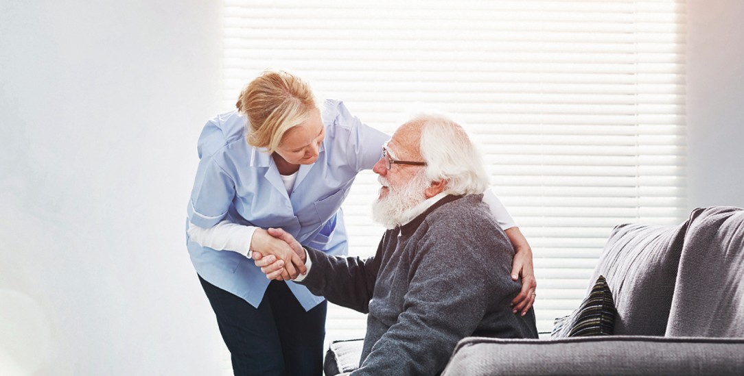 Pflege kann schon bei kleinen Gesten anfangen. (Foto: istock by Getty / DMP)