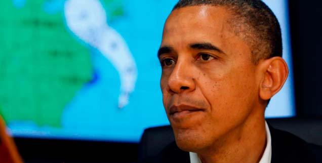 Barack Obama vor der Wetterkarte: Während des Wahlkampfs bremste Hurrikan Sandy - im Hintergrund auf dem Weg zur Ostküste der USA - den amtierenden Präsidenten zeitweise aus. Zieht er daraus Lehren? (Foto: pa/epa/Dennis Brack)