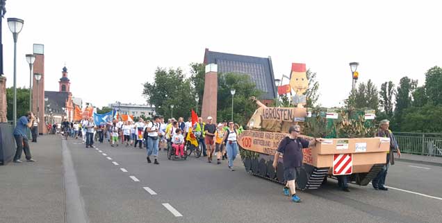 Der Staffellauf »Frieden geht« zieht durch Frankfurt, mit dem Panzer aus Holz und Pappe protestieren die Teilnehmer besonders gegen die Rüstungsexporte in die Türkei (Foto: www.frieden-geht.de/Flickr)