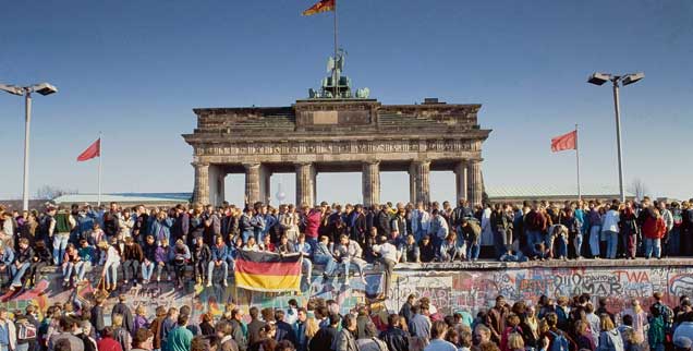 Berlin, einen Tag nach der Maueröffnung im Jahr 1989: Welches Land hat die Chance, sich über die unterschiedlichen Erfahrungen in einer gemeinsamen Sprache auszutauschen? Wann beginnen wir, diese Unterschiede als Reichtum zu begreifen und nicht als Defizit? (Foto: imago/imagebroker)