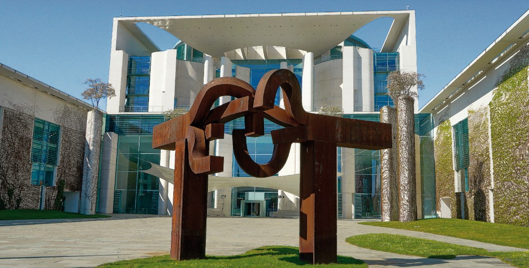  Annäherung und Abwehr: Eduardo Chillidas Skulptur »Berlin« (1999) vor dem Kanzleramt (Foto: pa/POP-EYE/Christian Behring/ VG Bild-Kunst, Bonn 2024)