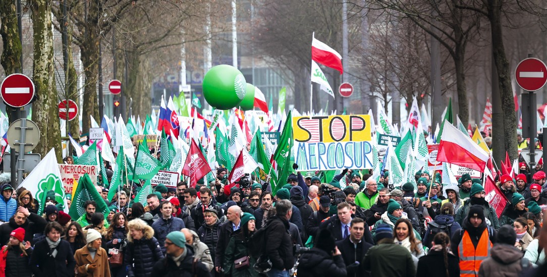 Landwirte demonstrieren beim Europa-Parlament in Straßburg gegen das Freihandelsabkommen. (Foto: PA/Hans Lucas)