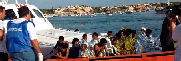 Bergung der Überlebenden vor Lampedusa: Das jüngste Schiffsunglück endete mit mehr als 300 toten Flüchtlingen, darunter Kinder und Säuglinge. (Foto: PA/Zumapress/Pool)