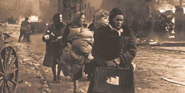 Flüchtende Frauen und Kinder in einer umkämpften Straße in Danzig: Im Frühjahr 1945 wurden Millionen Menschen nach Westen vertrieben. (Foto: pa/akg)