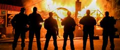 Prorussische Separatisten  in Semenivka vor einem Gebäude, das von der ukrainischen Armee in Brand geschossen wurde: Die Kämpfe werden mit großer Brutalität und ohne Rücksicht auf die Zivilbevölkerung geführt (Foto: pa/Bunel)