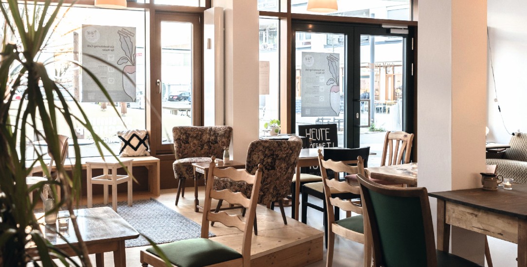 Das Café »krumm und schepp«: Zusammengewürfelte Tische, Stühle und Sessel. Das Café in Mainz will offen sein für alle, unabhängig vom Geldbeutel. (Foto: Ben Niepelt)