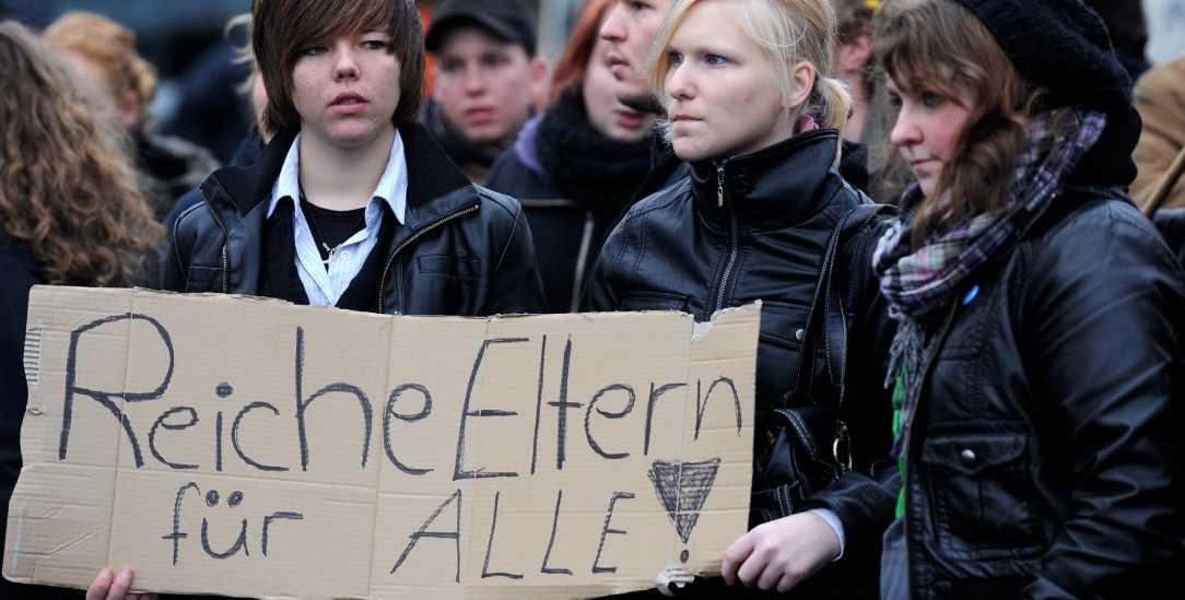  Weil Lernmaterialien teuer sind und Schulen verfallen, fürchten Schüler um ihre Bildungschancen (Foto: pa/Jochen Lübke)