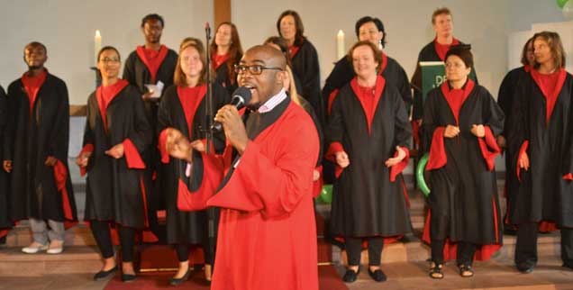 Musik verbindet: Gospelgottesdienste sind ein typisches Element freikirchlicher Gläubigkeit, das Menschen anderer Kirchen anzieht. (Foto: www.afrikanischeszentrum.de)