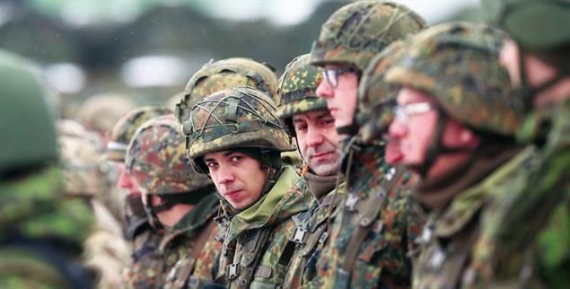 	Üben für den Krieg: Bundeswehrsoldaten am Ende eines Manövers in Litauen.(Foto: pa/Olivier Hoslet)