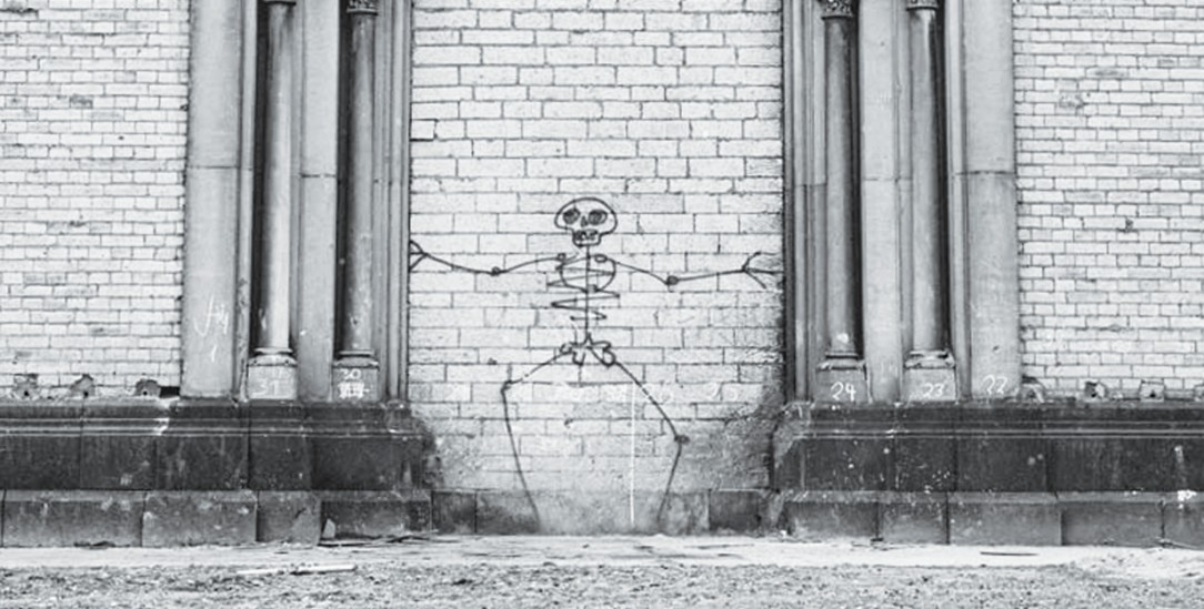Graffiti-Skelett: Harald Naegeli sprühte es 1980 an das zugemauerte Westportal der Cäcilienkirche in Köln (Foto: Rheinisches Bildarchiv Köln (um 1980); VG Bildkunst, Bonn 2022)