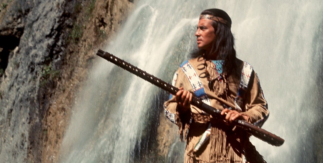 Pierre Brice war der Held der Winnetou-Filme. In der aktuellen Debatte geht es um eine neue Adaption des Karl-May-Stoffes für Kinder (Foto: picture alliance/DPA)