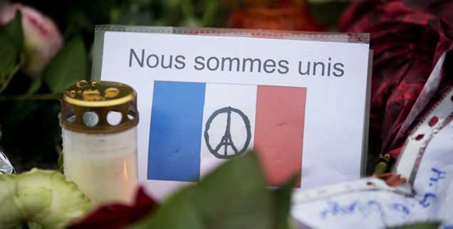 »Wir sind vereint«: Mit Plakaten und im Internet zeigen die Menschen ihre Anteilnahme nach dem Terroranschlag am 16. November in Paris mit 129 Toten und über 350 Verletzten. Doch wie weit trägt dieses solidarische »Wir«?  (Foto: pa/Nietfeld)