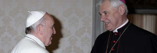 Groß, stark und im Zweifel knallhart: Gerhard Ludwig Müller (rechts), Chef der mächtigen römischen Glaubensbehörde, ist für Papst Franziskus (links) eine wichtige Figur im Vatikan-Schachspiel. Als die beiden sich im April 2013 offiziell trafen - unser Bild - war Franziskus bereits entschieden: Er würde Müller im Amt lassen.