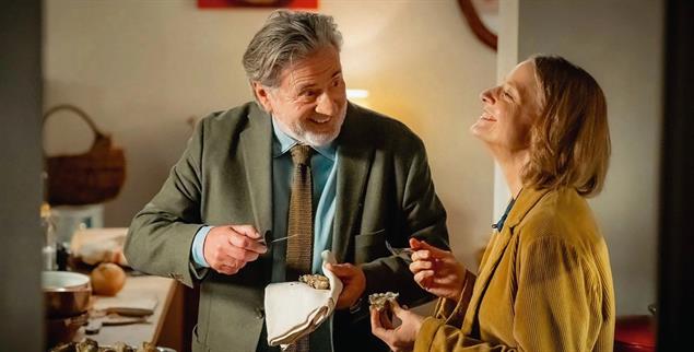 Sind sie einem Mord auf der Spur? Die Psychoanalytikerin Lilian Steiner, gespielt von Jodie Foster, mit ihrem Exmann Gabriel, gespielt von Daniel Auteuil. (Foto: © Jerome Prebois via Filmstarts.de)