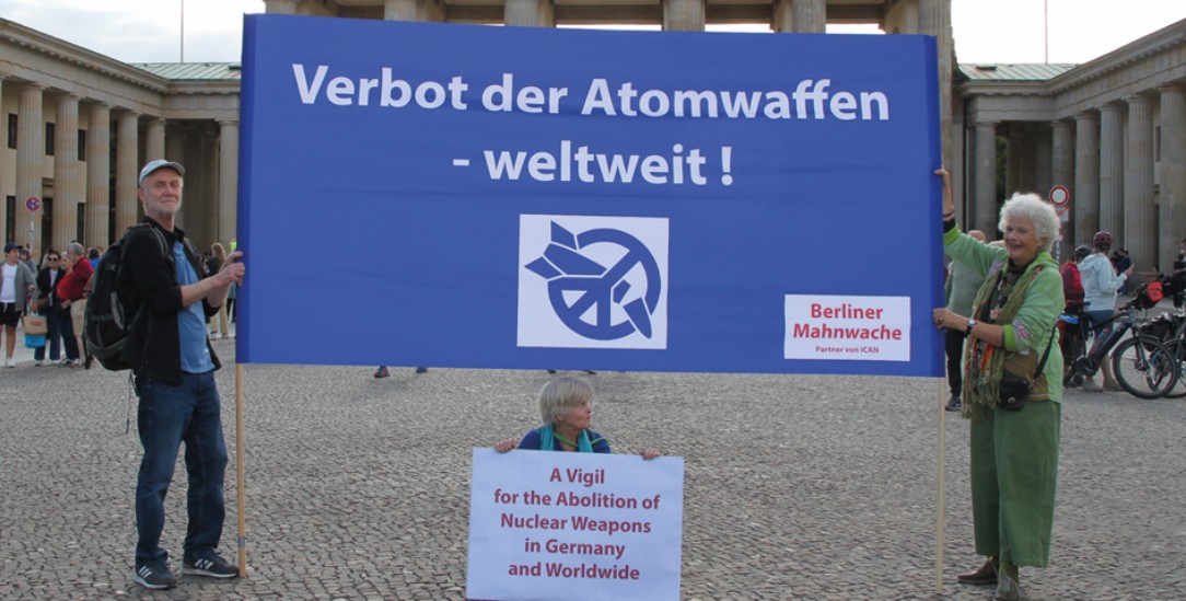 Gegen Atomwaffen: Mahnwache vor dem Brandenburger Tor. (Foto: Privat)