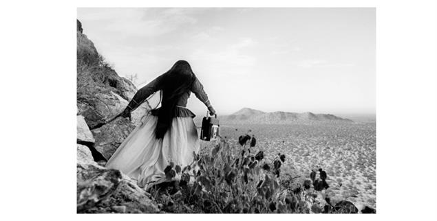 Engel in der Wüste: »Mujer ángel« wurde 1979 in der Sonora-Wüste in Mexiko aufgenommen. (Foto: © Graciela Iturbide. Eyes to Fly With; C/O Berlin Foundation)