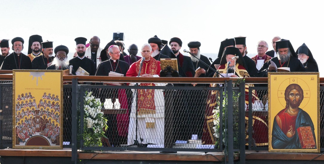  Auf der Brücke: Über den Ruinen von Nizäa feiern der Papst und vorwiegend ostkirchliche Hierarchen das christliche Credo. Links eine Ikone mit dem klassischen »Foto« des Konzils von 325, das sich um das Wesen des Gottessohns (rechts) drehte (Foto: pa/REUTERS/Umit Bektas)