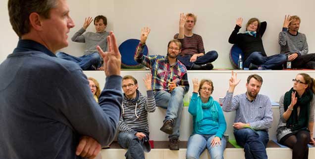 Abstimmen über die Arbeitsteilung: Weil die sich immer wieder ändern kann, gibt es in Unternehmen wie »Oose« keine festgefügten Organigramme. Zuständigkeiten können variieren. (Foto: Desmarowitz)
