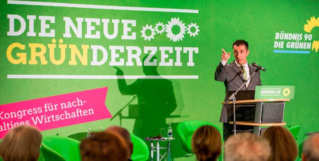 Wo geht es lang? Cem Özdemir, Parteivorsitzender von Bündnis 90/Die Grünen, hielt eine Rede zum Auftakt des Wirtschaftskongresses der Grünen »Die neue Gründerzeit« in Mainz (Foto: Torsten Silz/gruene.de)