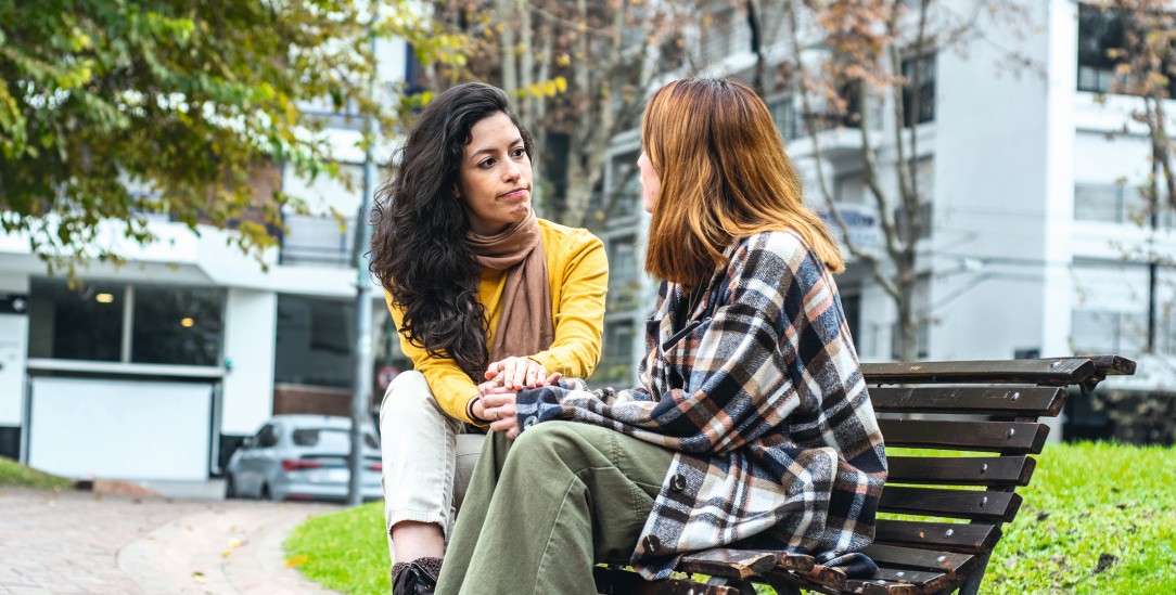 Die Kollegin hat sich verändert, fehlt oft: Warum sie nicht einfach mal ansprechen in einer Pause? (Foto: istock by Getty / Frazao Studio Latino)