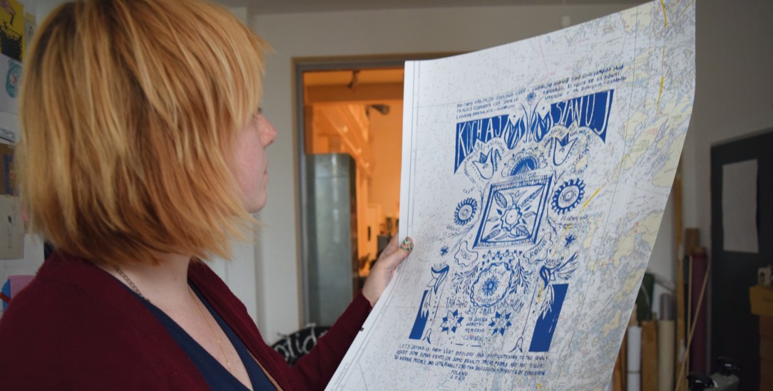 Kunst als Protest: Magda Nowak mit einem ihrer Drucke (Foto: Lübbert)