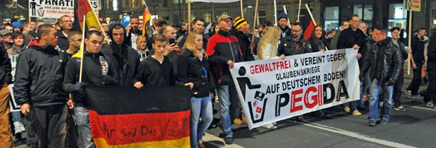 Dresden, seit Wochen jeden Montagabend dasselbe Bild: Tausende Demonstranten laufen  durch die Innenstadt. Sie folgen einem Aufruf der Initiative "Patriotische Europäer gegen die Islamisierung des Abendlandes"(PEGIDA). (Foto: pa/Hiekel)