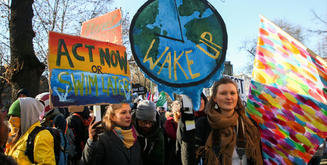 Demonstranten fordern während der Klimakonferenz von Kattowitz mehr Anstrengungen der Staaten beim Klimaschutz (Foto: pa/NurPhoto/Beata Zawrzel)