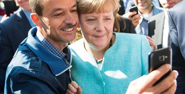 Dieses Foto ging um die Welt: Bundeskanzlerin Angela Merkel lässt sich am 10. September 2015 nach dem Besuch eines Erstaufnahmelagers für Asylbewerber in Berlin zum Selfie mit einem Flüchtling überreden. (Foto: pa/von Jutrczenka) 