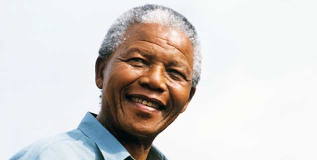 Nelson Mandela (Foto), langjähriger Staatspräsident von Südafrika, starb in den Abendstunden des 5. Dezember 2013. Einer seiner bekanntesten Sätze dokumentiert seinen jahrzehntelangen Kampf gegen die Apartheid: »Wir werden eine Gesellschaft errichten, in der alle Südafrikaner, Schwarze und Weiße, aufrecht gehen können, ohne Angst in ihren Herzen, in der Gewissheit ihres unveräußerlichen Rechtes der Menschenwürde, eine Regenbogennation in Frieden mit sich und mit der ganzen Welt.« (Foto: pa)