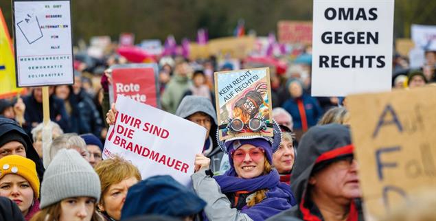 Ja zur rosaroten Brille: Protest gegen Rechtsextreme soll auch Spaß machen (Foto: PA / DPA / Stefan Müller)