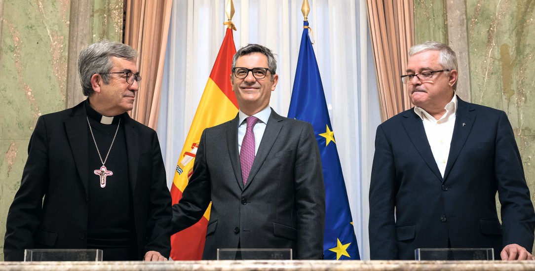 Justizminister Félix Bolaños, Erzbischof Luis Argüello und Jesús Díaz Sariego von der Ordenskonferenz bei der Unterschrift unter die Vereinbarung zwischen Staat und Kirche. (Foto: IMAGO/Europa Press)