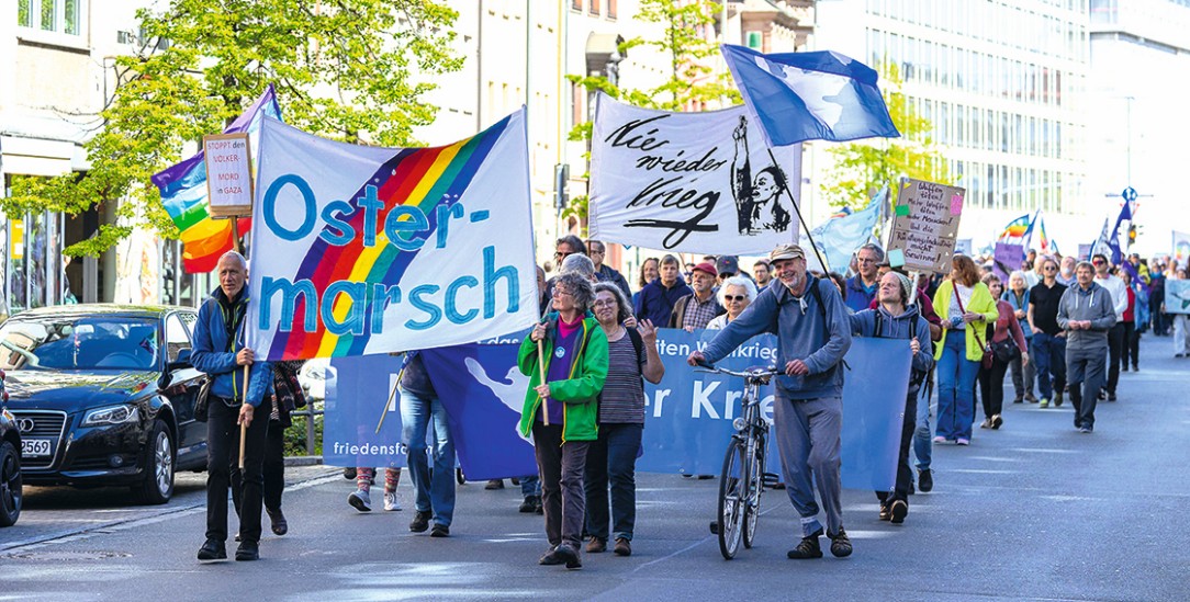 »Nie wieder Krieg«: Teilnehmerinnen und Teilnehmer des Ostermarschs 2025 in Nürnberg. (Foto: IMAGO / Ardan Fuessmann)