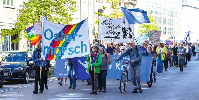»Nie wieder Krieg«: Teilnehmerinnen und Teilnehmer des Ostermarschs 2025 in Nürnberg. (Foto: IMAGO / Ardan Fuessmann)