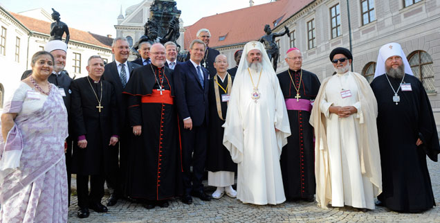 Religionsvertreter für den Frieden: Bundespräsident Christian Wulff in frommer Gesellschaft (Foto: pa/Gebert)