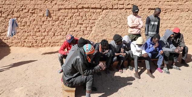 Ausgelaugt und verzweifelt: Menschen unter der glühenden Sonne von Agadez (Foto: Hartmut Schwarzbach/Argus)