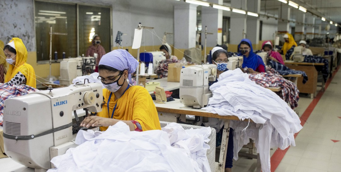 Nähen für den Weltmarkt: Frauen in einer Textilfabrik in Bangladesh (Foto: pa/Asad)