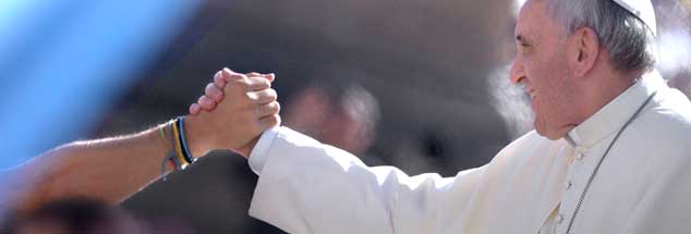 Papst Franziskus in dieser Woche während einer Audienz für jedermann auf dem Petersplatz in Rom: zugewandt, herzlich, körperbetont. Nun hat er auch noch ein Interview gegeben, das die Sexuallehre der römischen Kirche total durcheinanderbringt. Wo soll das noch enden?  (Foto: pa/Spaziani)
