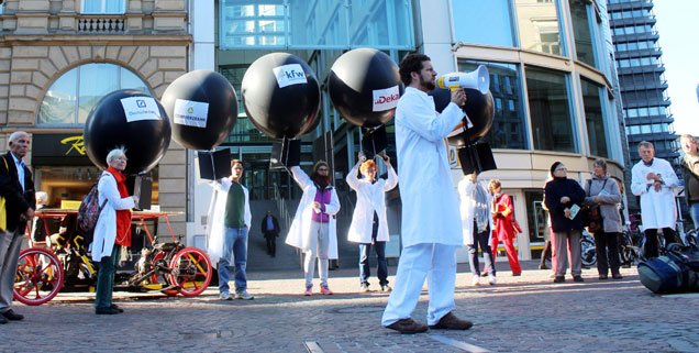 Mitten in Frankfurt protestierten Mitglieder des Vereins »Internationale Ärzte für die Verhütung des Atomkrieges« gegen die Finanzierung von Rüstungsfirmen durch Banken (Foto: ippnw/flickr)